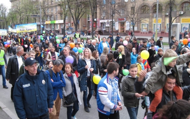 В центре Запорожья прошло массовое шествие христиан Фото № 2 В центре Запорожья прошло массовое шествие христиан Фото № 2