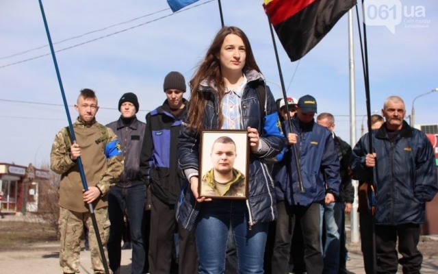 В Запорожье состоялось шествие памяти погибшего военного Фото № 0 В Запорожье состоялось шествие памяти погибшего военного Фото № 0