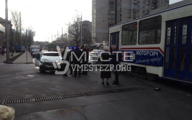 В центре Запорожья серьезное ДТП с трамваем Фото № 2 В центре Запорожья серьезное ДТП с трамваем Фото № 2