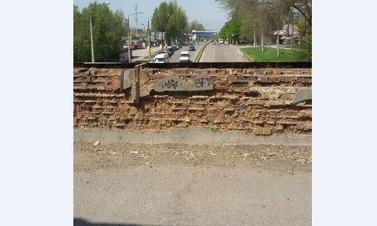 Запорожцы бьют тревогу: В городе разрушается наземный переход, куски летят на автомобили и городской транспорт (ФОТО) Фото № 5 Запорожцы бьют тревогу: В городе разрушается наземный переход, куски летят на автомобили и городской транспорт (ФОТО) Фото № 5