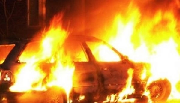 В Запорожье загорелся автомобиль В Запорожье загорелся автомобиль
