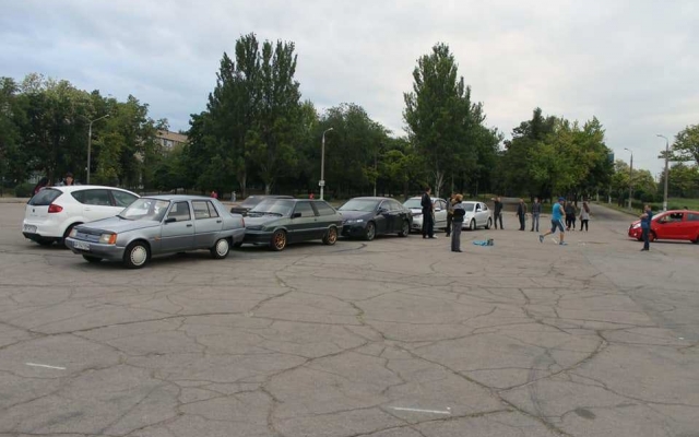 В Запорожье автолюбители устраивают необычный флешмоб (ФОТО) Фото № 0 В Запорожье автолюбители устраивают необычный флешмоб (ФОТО) Фото № 0