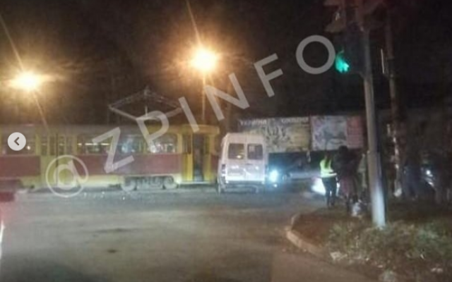 В Запорожье трамвай протаранил маршрутку: Есть пострадавшие (ФОТО, ВИДЕО) Фото № 1 В Запорожье трамвай протаранил маршрутку: Есть пострадавшие (ФОТО, ВИДЕО) Фото № 1