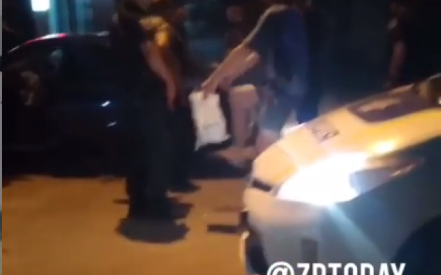 В Запорожье угнали такси с пассажиром и врезались в стену (ВИДЕО) Фото № 0 В Запорожье угнали такси с пассажиром и врезались в стену (ВИДЕО) Фото № 0