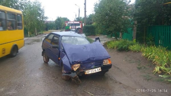 В Запорожье пьяный водитель протаранил дерево (ФОТО) Фото № 0 В Запорожье пьяный водитель протаранил дерево (ФОТО) Фото № 0