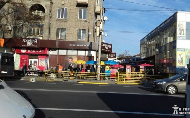 На Базарной устанавливают защитные ограждения вдоль тротуаров (ФОТО) Фото № 1 На Базарной устанавливают защитные ограждения вдоль тротуаров (ФОТО) Фото № 1