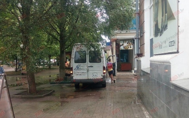 Наглый водитель поразил пешеходов своим поведением (ФОТО) Фото № 0 Наглый водитель поразил пешеходов своим поведением (ФОТО) Фото № 0