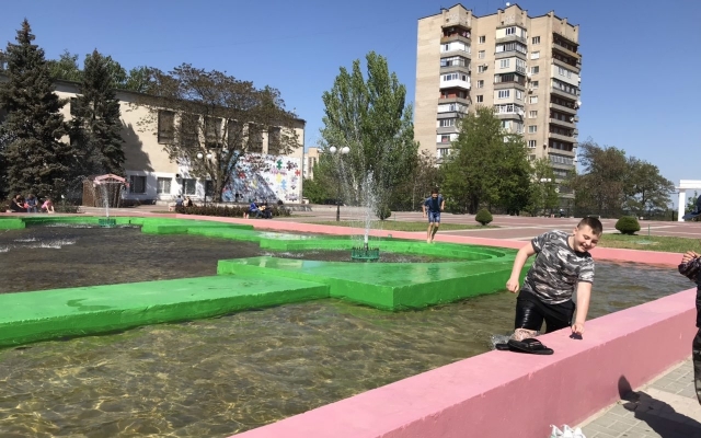 Мелитопольцы плавают в городских фонтанах (ФОТО) Фото № 1 Мелитопольцы плавают в городских фонтанах (ФОТО) Фото № 1