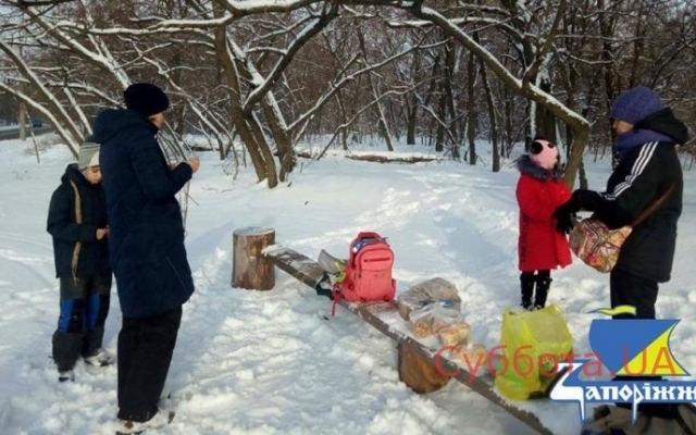 Запорожцы на Хортице мастерили для белок кормушки (ФОТО) Фото № 3 Запорожцы на Хортице мастерили для белок кормушки (ФОТО) Фото № 3
