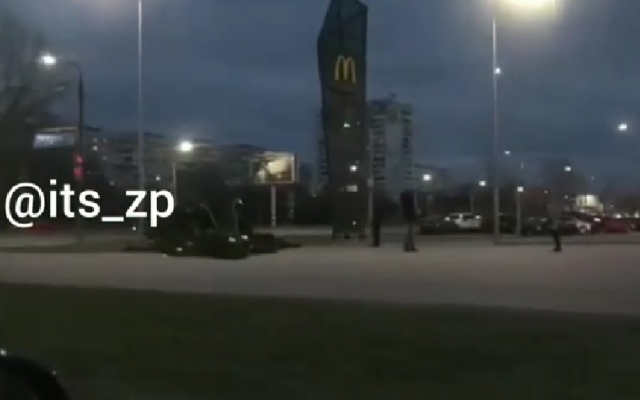 В Запорожье упала только установленная новогодняя елка (ВИДЕО) Фото № 0 В Запорожье упала только установленная новогодняя елка (ВИДЕО) Фото № 0