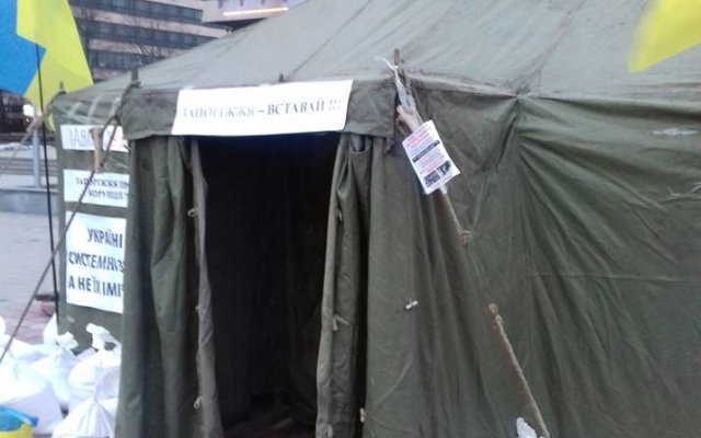 Запорожцы массово поднимаются против Президента: Палаточный городок увеличивается (ФОТО) Фото № 4 Запорожцы массово поднимаются против Президента: Палаточный городок увеличивается (ФОТО) Фото № 4