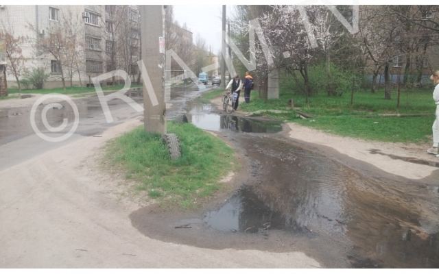 Фотофакт: По городу текут фекальные Фотофакт: По городу текут фекальные