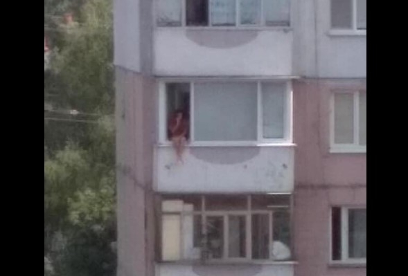 В Запорожье горожан напугала девушка, которая сидела, свесив ноги из окна (ФОТО) Фото № 0 В Запорожье горожан напугала девушка, которая сидела, свесив ноги из окна (ФОТО) Фото № 0