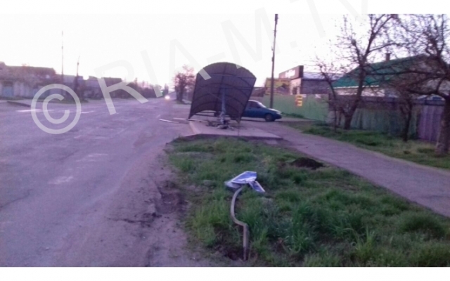 Под Запорожьем лихач снес остановку (ФОТО) Фото № 3 Под Запорожьем лихач снес остановку (ФОТО) Фото № 3