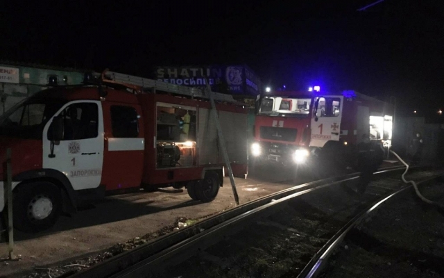 В Запорожье на рынке «Анголенко» сгорело два киоска Фото № 1 В Запорожье на рынке «Анголенко» сгорело два киоска Фото № 1