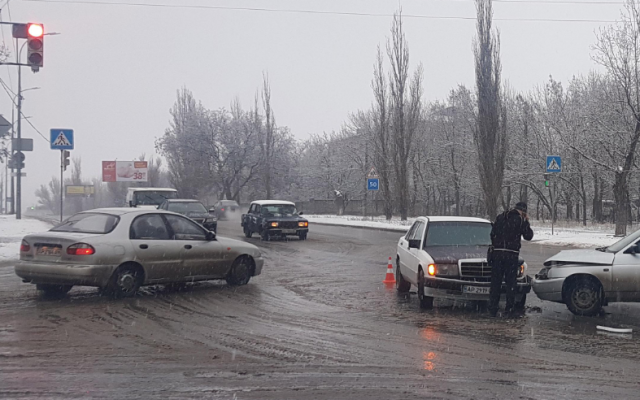 Под Запорожьем на скользкой дороге в ДТП попал Под Запорожьем на скользкой дороге в ДТП попал