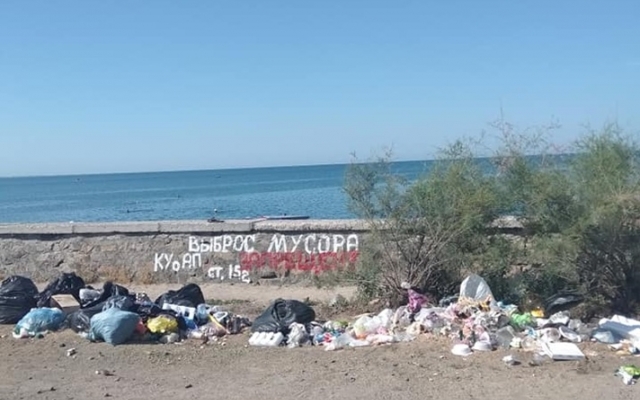 На курорте отдыхающие лежат на пляже рядом с горами мусора (ФОТО) Фото № 2 На курорте отдыхающие лежат на пляже рядом с горами мусора (ФОТО) Фото № 2