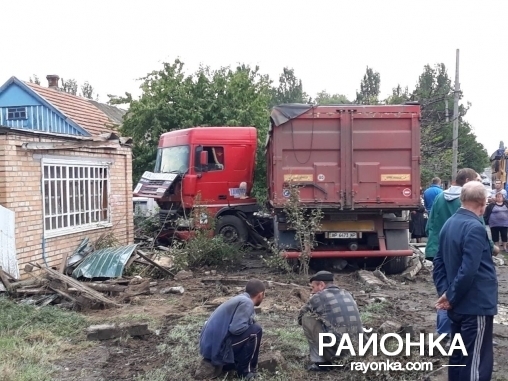 Мчавшаяся фура снесла забор и залетела на огород частного дома (ФОТО) Фото № 1 Мчавшаяся фура снесла забор и залетела на огород частного дома (ФОТО) Фото № 1