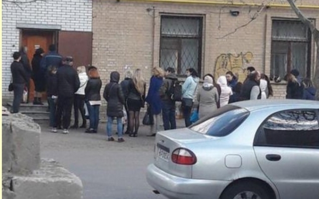 В Запорожской области подкуп избирателей: Под дверью офиса БПП В Запорожской области подкуп избирателей: Под дверью офиса БПП