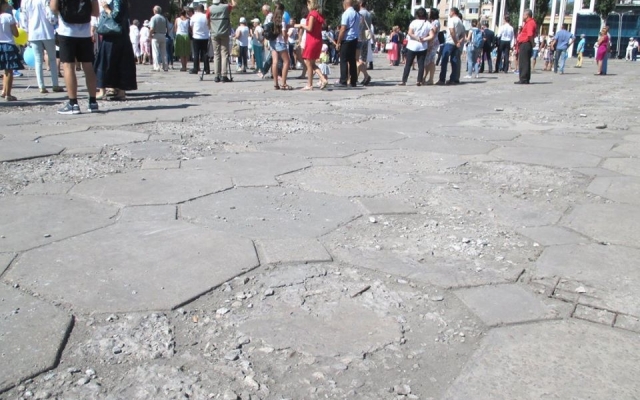 Запорожцы возмущены состоянием главной площади города после празднования Дня Независимости (ФОТО) Фото № 0 Запорожцы возмущены состоянием главной площади города после празднования Дня Независимости (ФОТО) Фото № 0