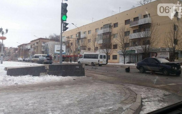 В центре города столкнулись легковушки Фото № 1 В центре города столкнулись легковушки Фото № 1
