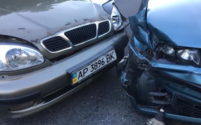 В центре Запорожья отечественное авто В центре Запорожья отечественное авто
