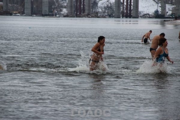 Кто из запорожанок решился окунуться в Днепр Фото № 2 Кто из запорожанок решился окунуться в Днепр Фото № 2