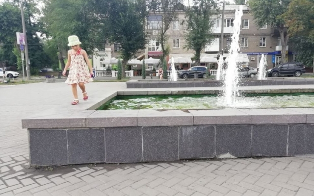В Запорожье от жары спасаются в городских фонтанах (ФОТО, ВИДЕО) Фото № 7 В Запорожье от жары спасаются в городских фонтанах (ФОТО, ВИДЕО) Фото № 7
