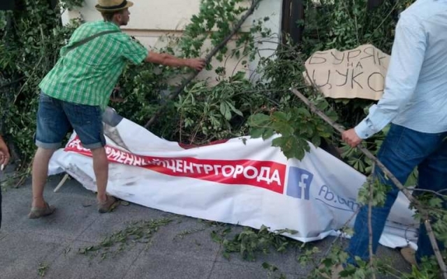 Запорожцы принесли под мэрию кучи мусора и хлама (ФОТО) Фото № 2 Запорожцы принесли под мэрию кучи мусора и хлама (ФОТО) Фото № 2