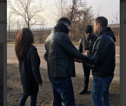 На пути в запорожский аэропорт задержали турка, который вез девушку в сексуальное рабство (ФОТО) Фото № 0 На пути в запорожский аэропорт задержали турка, который вез девушку в сексуальное рабство (ФОТО) Фото № 0