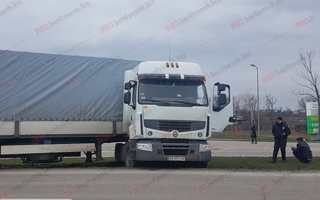ДТП на Запорожье: Грузовик Renault вылетел на газон и застрял Фото № 1 ДТП на Запорожье: Грузовик Renault вылетел на газон и застрял Фото № 1