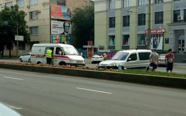 В центре Запорожья минивен врезался в разделитель (ФОТО) Фото № 1 В центре Запорожья минивен врезался в разделитель (ФОТО) Фото № 1