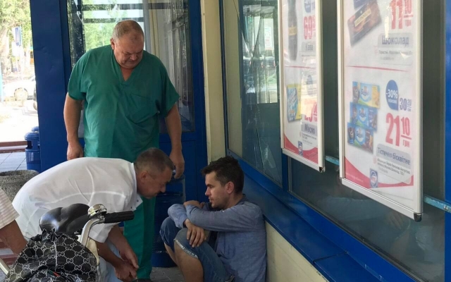 У входа в магазин лежал мужчина без сознания (ФОТО) Фото № 2 У входа в магазин лежал мужчина без сознания (ФОТО) Фото № 2