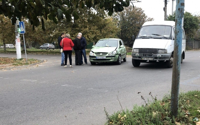 В Бердянске перекресток дал автомобилям зеленый свет, в результате чего произошло ДТП Фото № 2 В Бердянске перекресток дал автомобилям зеленый свет, в результате чего произошло ДТП Фото № 2