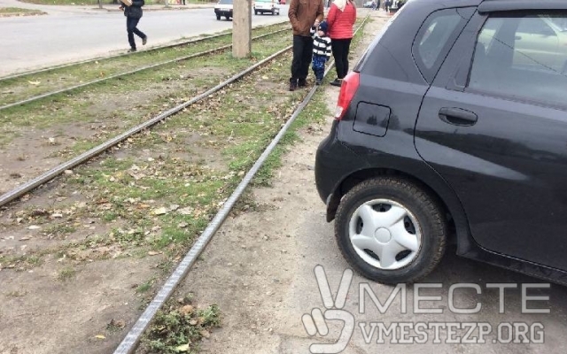 В центре Запорожья автохам заблокировал движение трамваев (ФОТО) Фото № 2 В центре Запорожья автохам заблокировал движение трамваев (ФОТО) Фото № 2