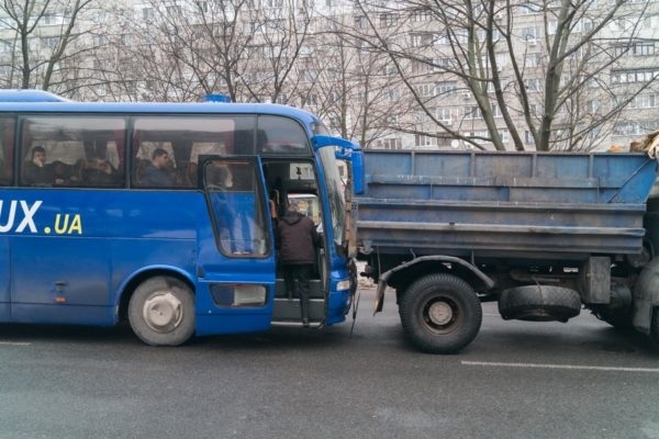 В ДТП попал рейсовый автобус из Запорожья - у него отказали тормоза (ФОТО) Фото № 1 В ДТП попал рейсовый автобус из Запорожья - у него отказали тормоза (ФОТО) Фото № 1