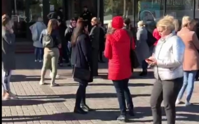 В Запорожье из торгового центра эвакуируют людей, сообщили о пожаре (ФОТО) Фото № 2 В Запорожье из торгового центра эвакуируют людей, сообщили о пожаре (ФОТО) Фото № 2