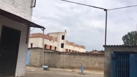 В Запорожской области мужчина залез на недострой и грозился сброситься вниз (ВИДЕО) Фото № 0 В Запорожской области мужчина залез на недострой и грозился сброситься вниз (ВИДЕО) Фото № 0
