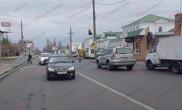 На запорожском курорте женщину задавила машина Фото № 0 На запорожском курорте женщину задавила машина Фото № 0