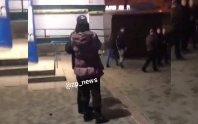 Возле супермаркета в Запорожье беременная напала с ножом на детей (ВИДЕО) Фото № 0 Возле супермаркета в Запорожье беременная напала с ножом на детей (ВИДЕО) Фото № 0