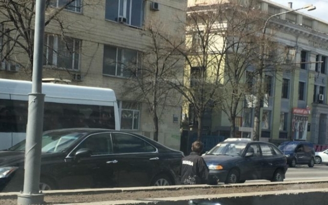 В Запорожье попрошайничает мужчина с надписью на одежде В Запорожье попрошайничает мужчина с надписью на одежде