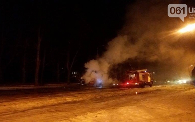 Смотрите: в Запорожье горела иномарка Фото № 3 Смотрите: в Запорожье горела иномарка Фото № 3