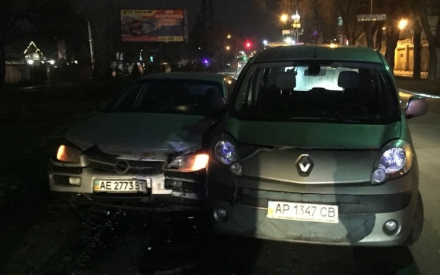 Вечернее ДТП в Шевченковском районе: столкнулись Renault и Opel Фото № 2 Вечернее ДТП в Шевченковском районе: столкнулись Renault и Opel Фото № 2