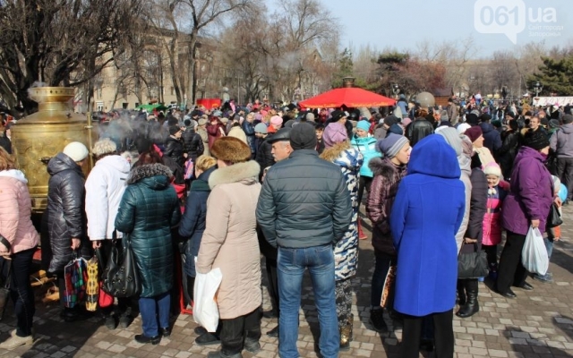 Второй день Масленицы в Запорожье: Больше людей и больше бесплатных угощений Фото № 11 Второй день Масленицы в Запорожье: Больше людей и больше бесплатных угощений Фото № 11