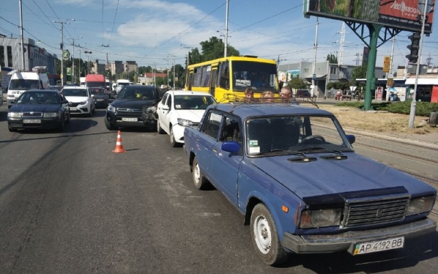 На запорожском автовокзале произошло тройное ДТП (ФОТО) Фото № 2 На запорожском автовокзале произошло тройное ДТП (ФОТО) Фото № 2