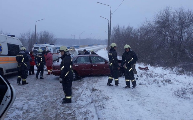 Появились фото сегодняшнего серьезного ДТП на мосту, в котором пострадали люди Фото № 3 Появились фото сегодняшнего серьезного ДТП на мосту, в котором пострадали люди Фото № 3