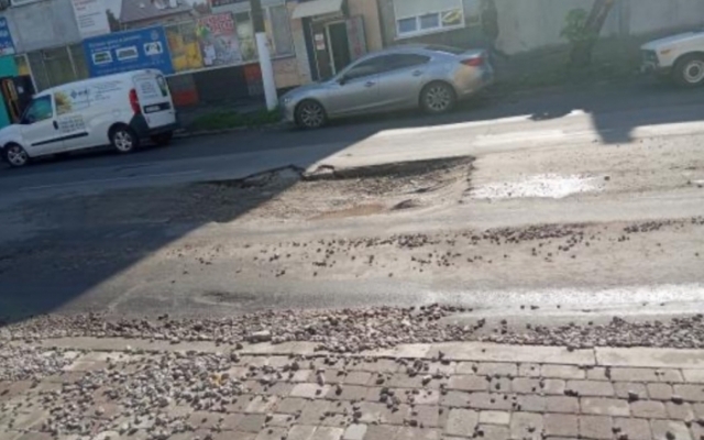 В Запорожской области водитель разбил машину в большой яме (ВИДЕО) Фото № 1 В Запорожской области водитель разбил машину в большой яме (ВИДЕО) Фото № 1