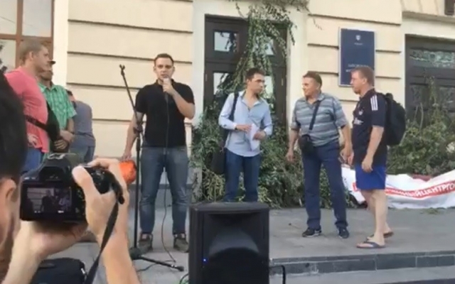Запорожцы принесли под мэрию кучи мусора и хлама (ФОТО) Фото № 0 Запорожцы принесли под мэрию кучи мусора и хлама (ФОТО) Фото № 0