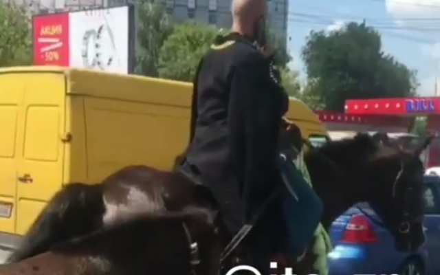 Курьезы: В Запорожье заметили самый надежный транспорт (ВИДЕО) Фото № 0 Курьезы: В Запорожье заметили самый надежный транспорт (ВИДЕО) Фото № 0