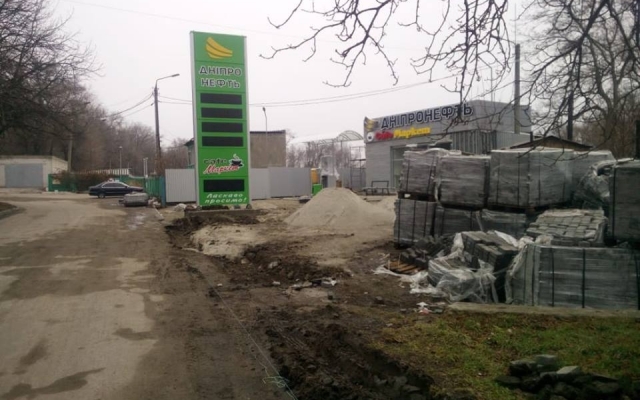 В Коммунарском районе напротив школы строят заправку (ФОТО) Фото № 1 В Коммунарском районе напротив школы строят заправку (ФОТО) Фото № 1